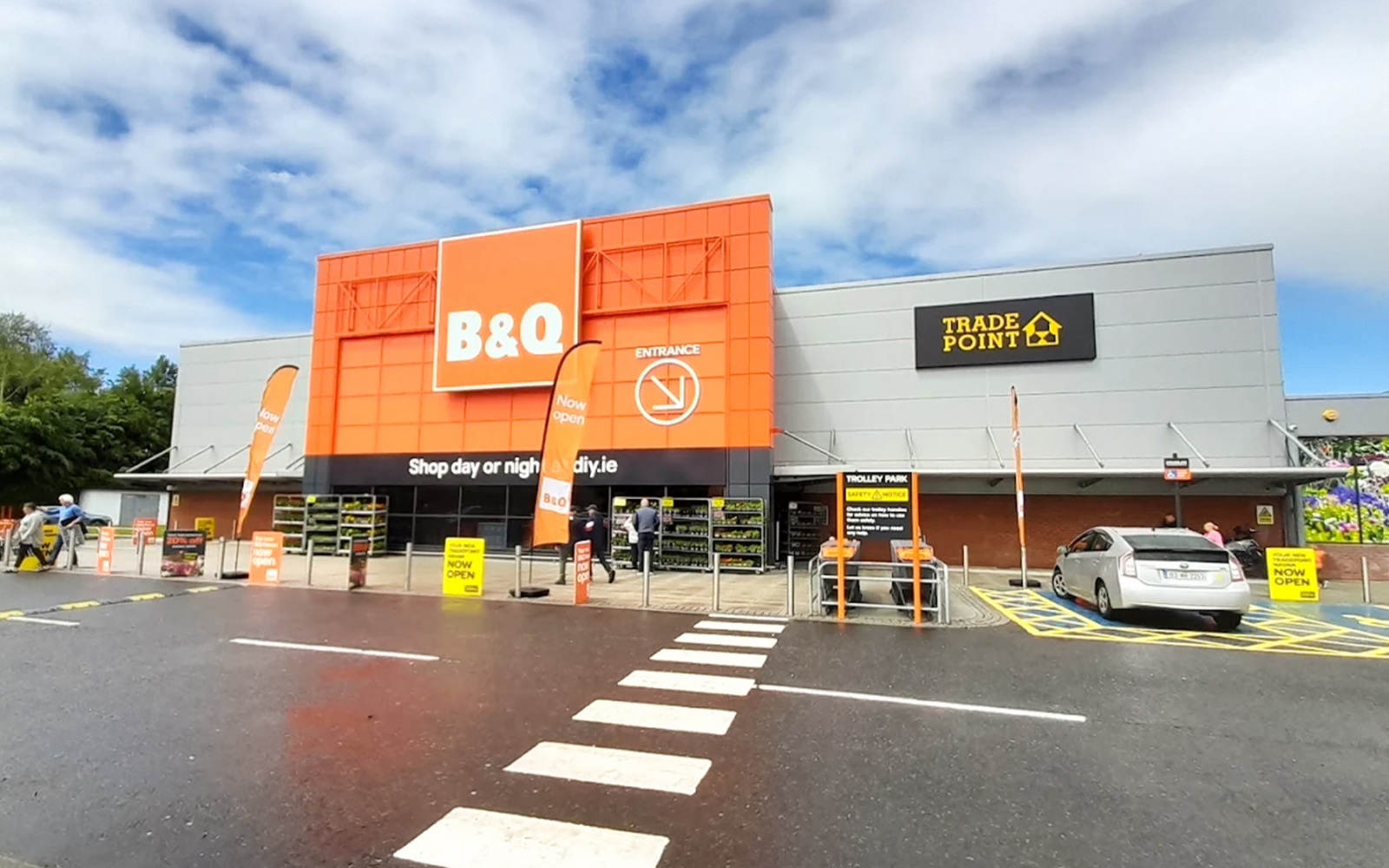 B&Q store exterior