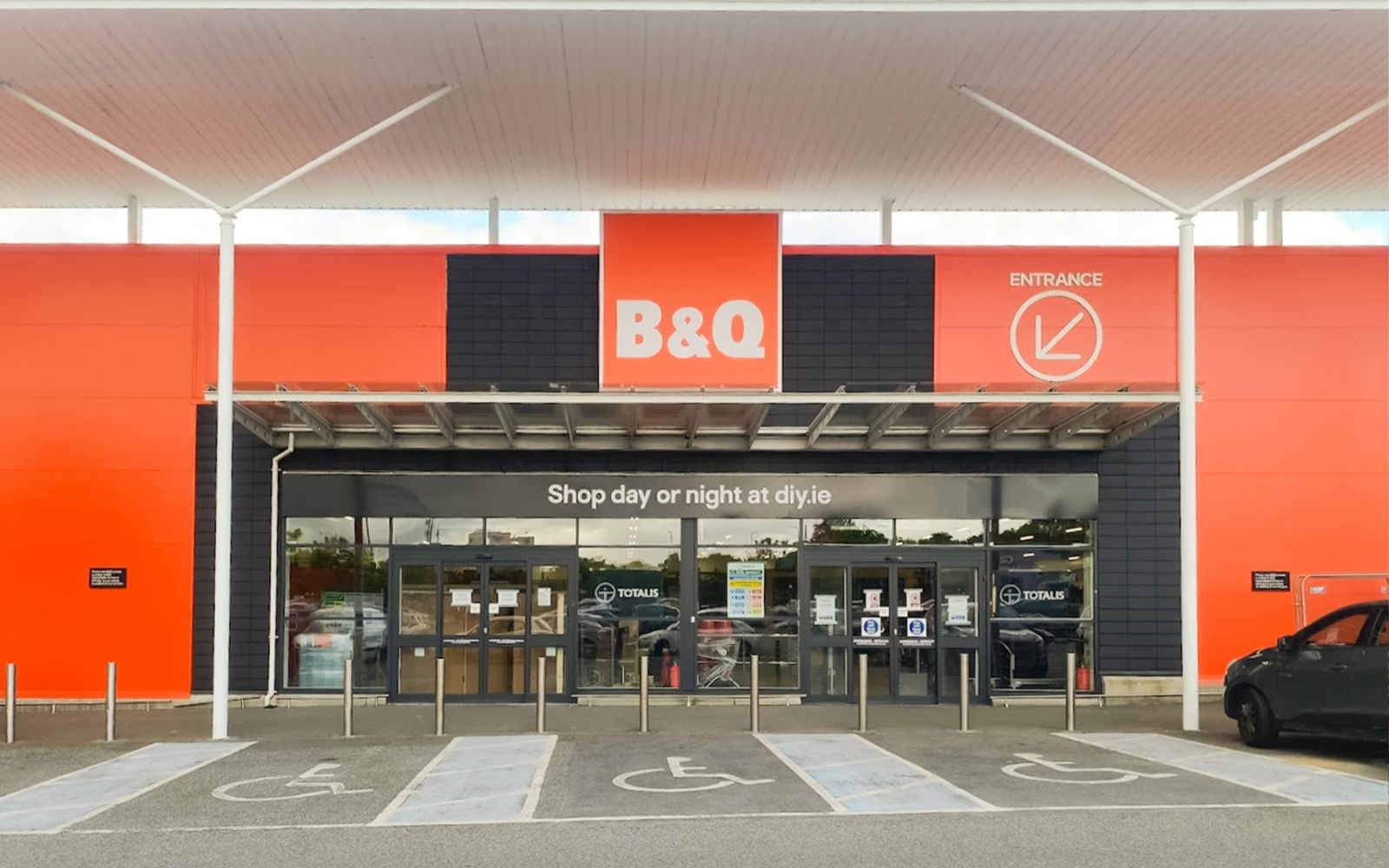 B&Q store fascia